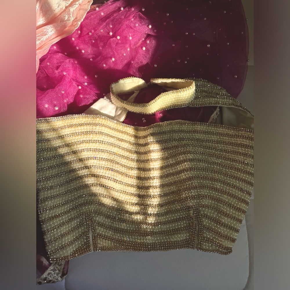Saree blouse, skirt, and chunni